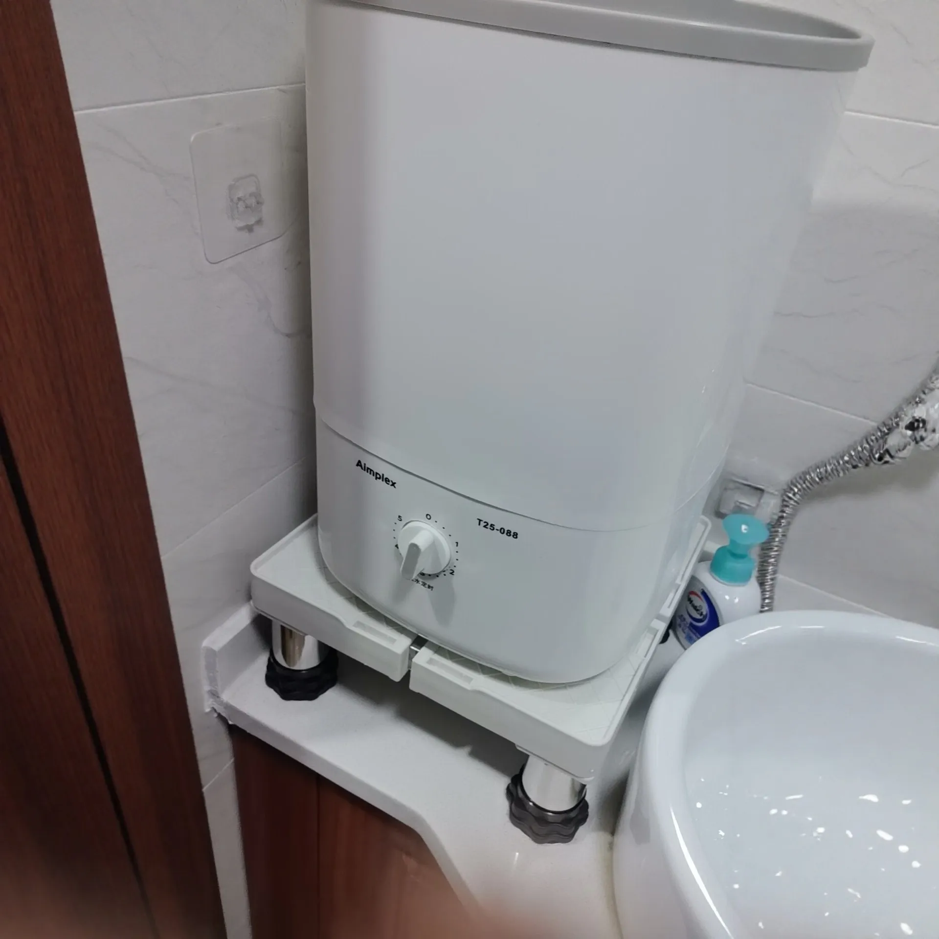 

Регулируемая по высоте подставка для стиральной машины для стирки нижнего белья и брюк, с мягкими опорными элементами, нескользящая.