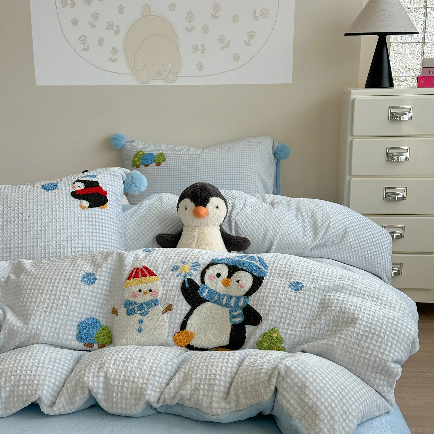 

Комплект постельного белья из четырех предметов из кораллового флиса Penguin Milk Velvet: теплый зимний комплект с вышивкой, фланелевый, для катания на лыжах (пододеяльник, наволочки, простыня)