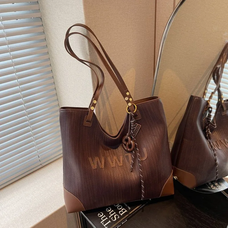 

2025 Stitched Zipper Tote Bag Daily Shoulder Purse for Practical Crossbody Tote Durable Day-to-Night Bag Fashion Commuter Bag​