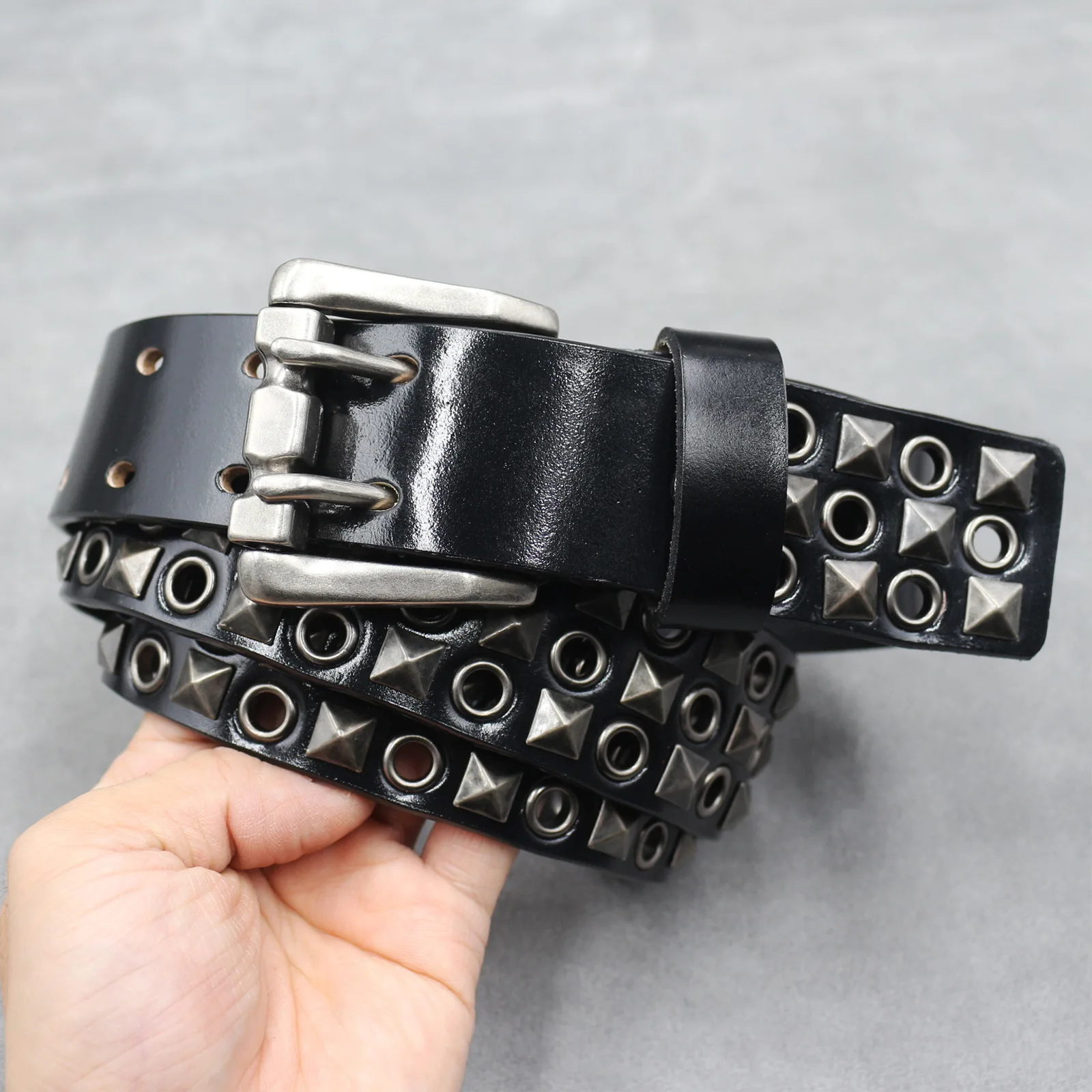 新オリジナルニュートラルデザインパンク中空リベットメンズ本革ベルト女性のナイトクラブヒップホップ二針バックルベルト