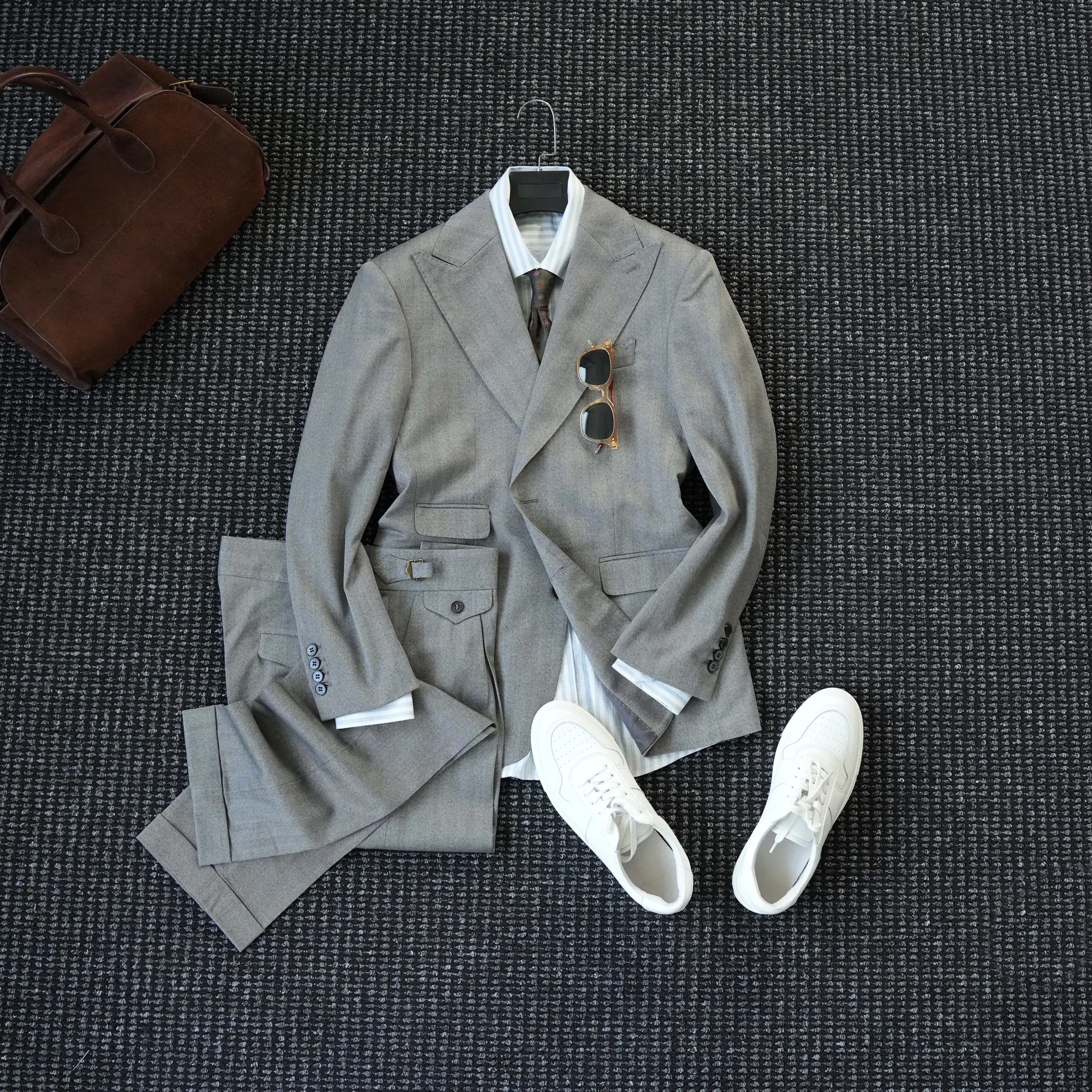 

Ретро-костюм для мужчин с воротником-стойкой для деловых встреч и банкетов