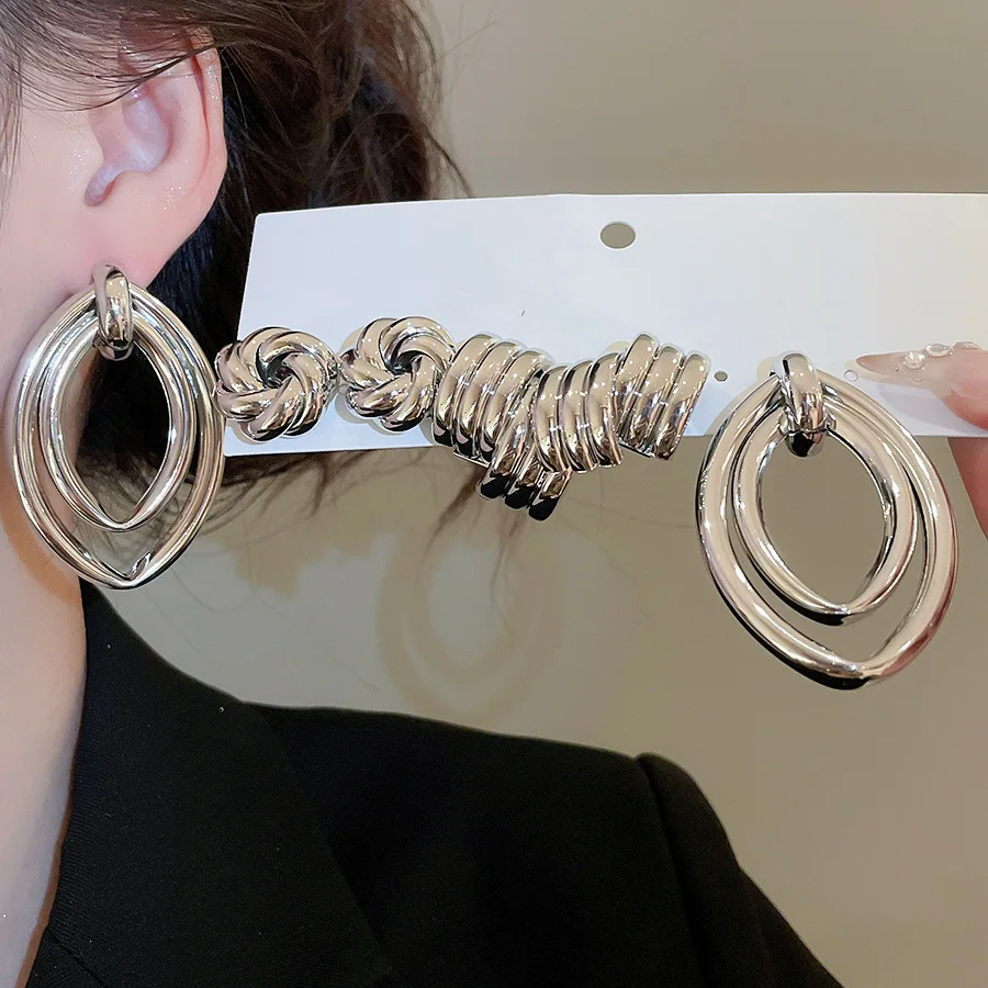 طقم من الحلقان ترصيع دائري بلمسة نهائية معدنية غير رسمية بسيطة أنيقة على طراز متخصص أقراط أذن أنيقة مستوحاة من الإكسسوارات