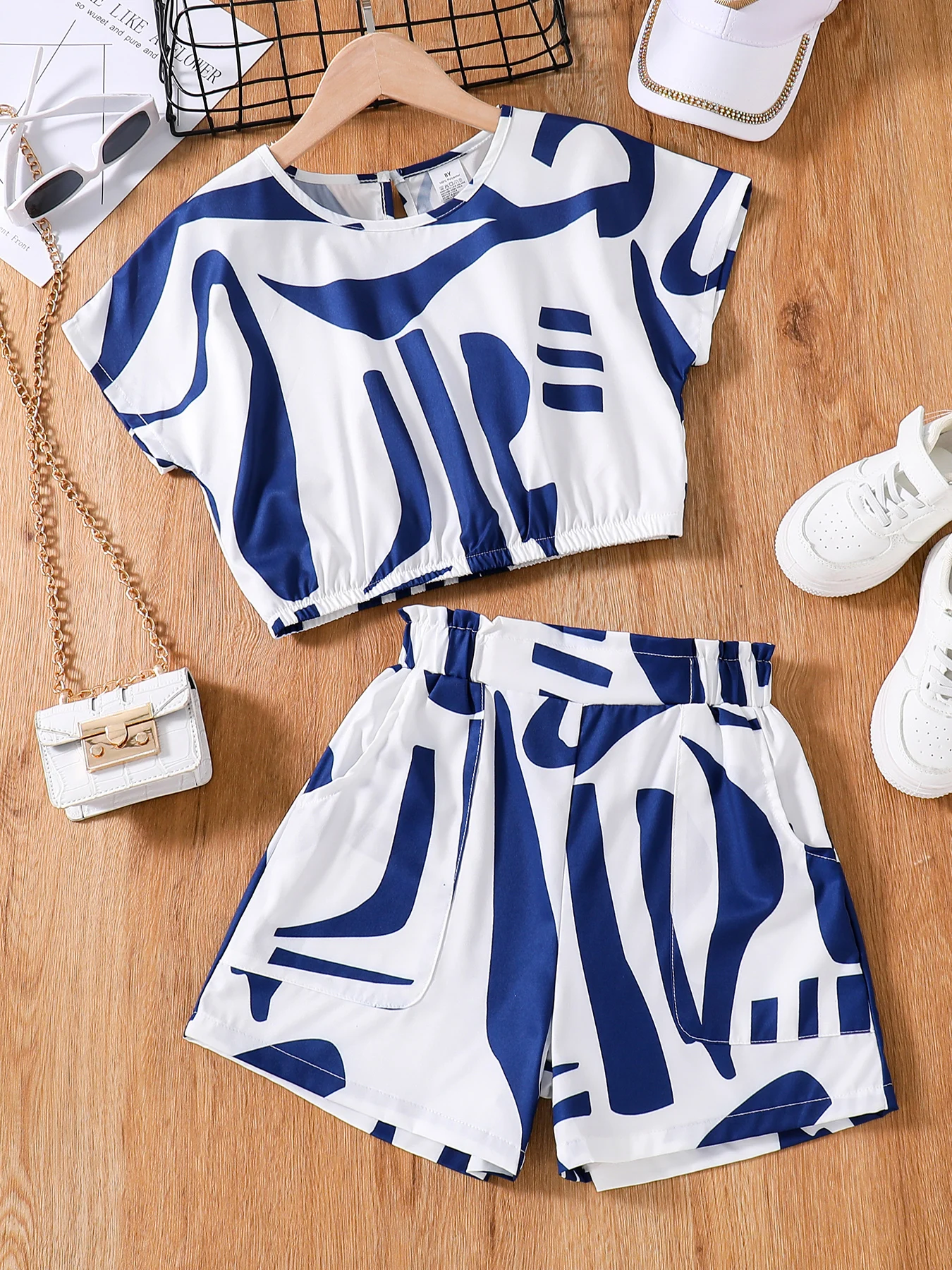 Ensemble 2 pièces pour filles : tenue d'été avec short fin, haut à manches courtes à col rond imprimé pour grande fille + short à taille élastique assorti. Vêtements mignons, élégants, doux, amples et polyvalents pour filles. Tenue de style vacances pour jeunes filles de 8 à 12 ans, jeune et mignonne. Convient aux activités de plein air, aux tenues décontractées, aux fêtes, aux festivals, à l'Aïd, à Pâques et au carnaval pour les filles