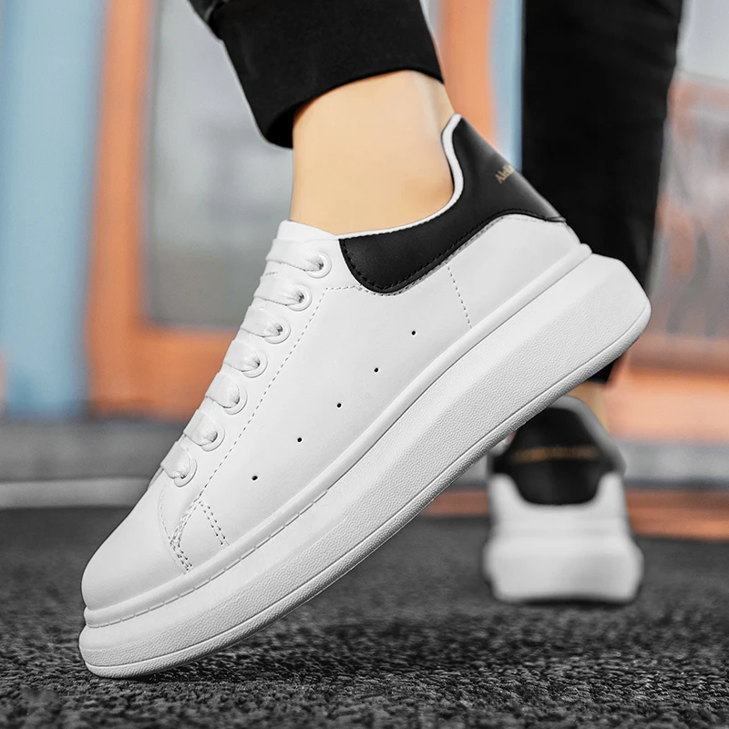 أحذية بيضاء صغيرة للرجال النسخة الكورية الربيعية من الأحذية الرياضية غير الرسمية للرجال مع أحذية مسطحة للطلاب بنعل ناعم