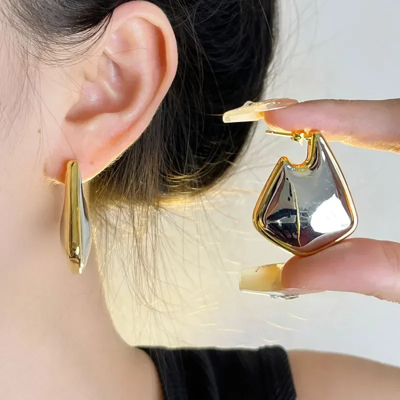 

European and American niche three-dimensional geometric triangular smooth surface new unique high-end stud earrings