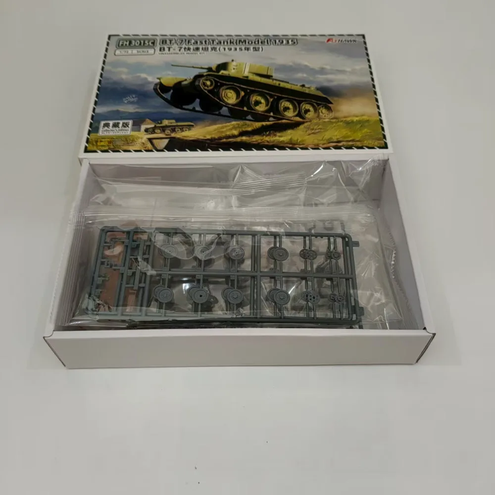Flyhawk Assemble Model Kit FH3015C 1/72 BT-7 Fast Tank Model 1935 Collector's Edition