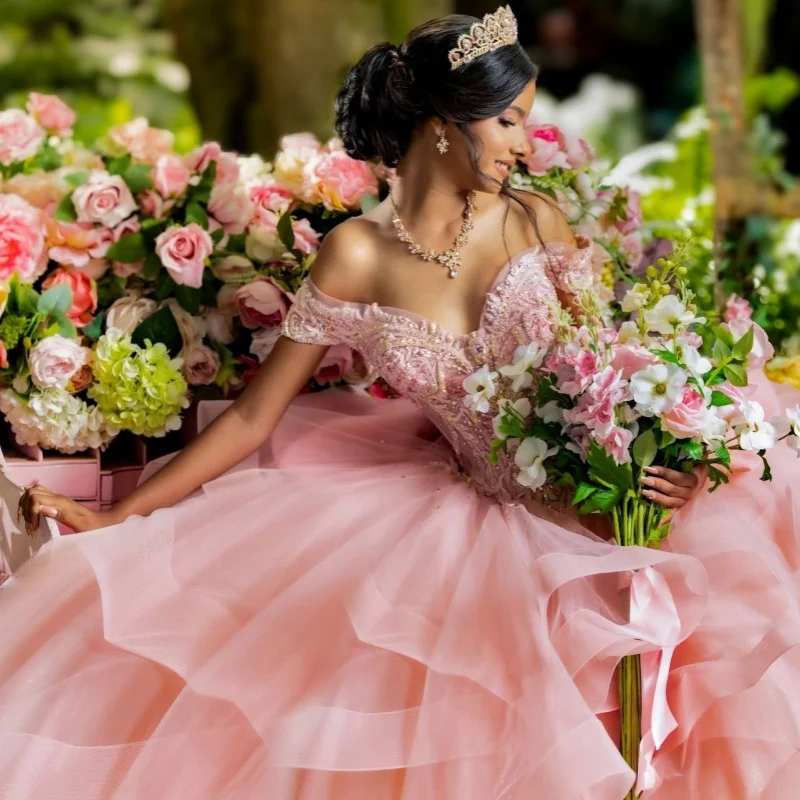 

Розовое платье для квинсеаньеры с открытыми плечами, блестящими кристаллами, кружевными вставками и длинным шлейфом, платье для 15-летия. ﻿ Индивидуальный заказ