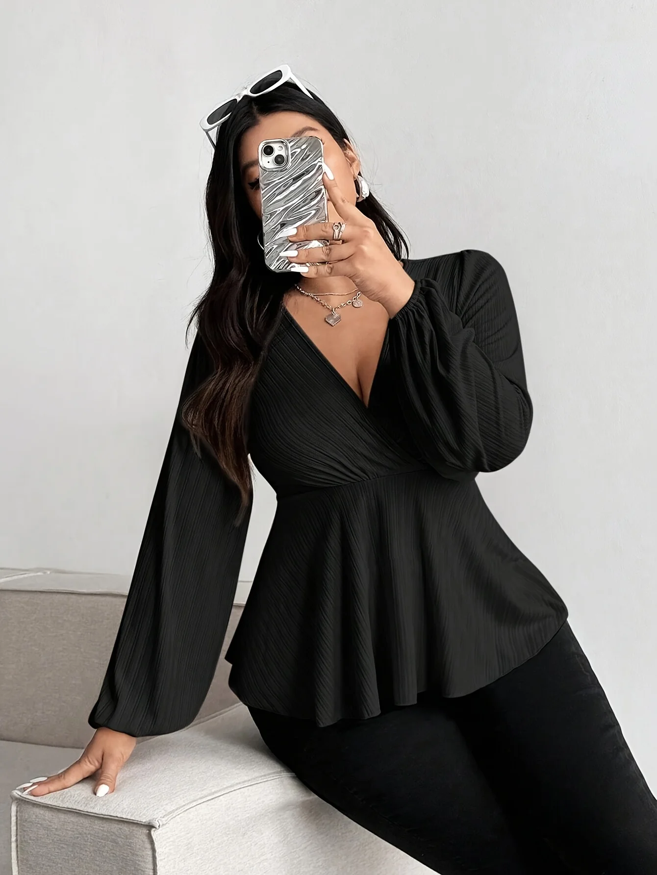 Plus-Size V-Ausschnitt Slim-Fit Langarm-Oberteil für Damen, Einfarbig, Elegantes V-Ausschnitt-Oberteil mit Laternenärmeln – Detail 4