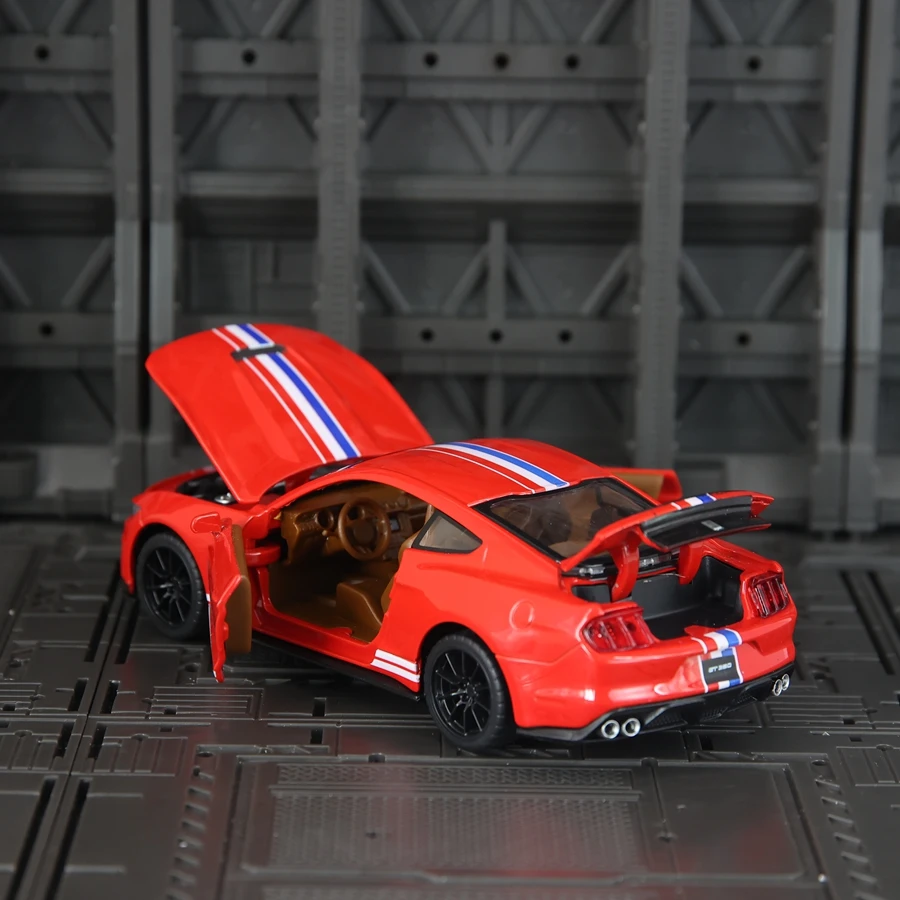 

1:32 модель суперкара из сплава Ford Shelby GT350 с дверцами и капотом, которая может открыть в багажнике в качестве детской игрушечной машины в подарок