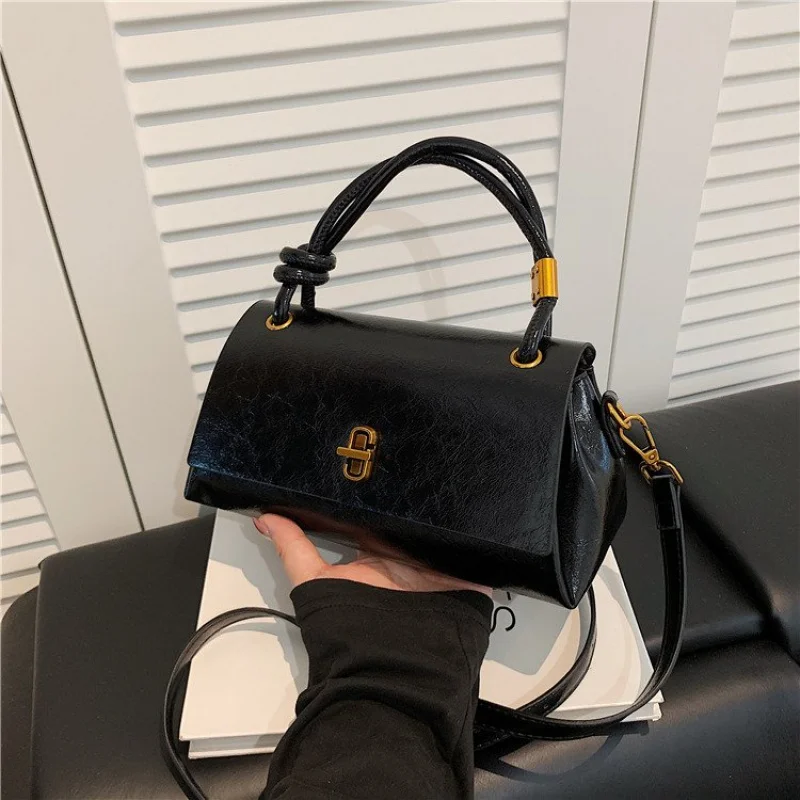 

Chic Quilted Crossbody Bag For Ladies With Diamond Stitching And A Luxurious Chain Link Strap
