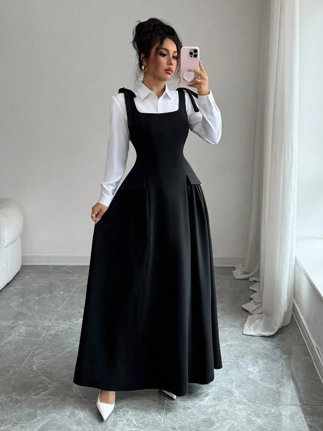 

Элегантное черное платье макси с квадратным вырезом, широкими бретелями, бантом, имитацией кармана и плиссировкой, трикотажной текстурой, для весны и лета