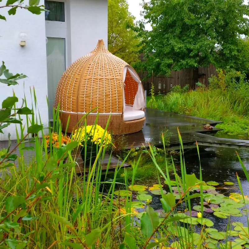 Modern ligbed met luifelbenodigdheden Rieten ligbed in tuinvorm