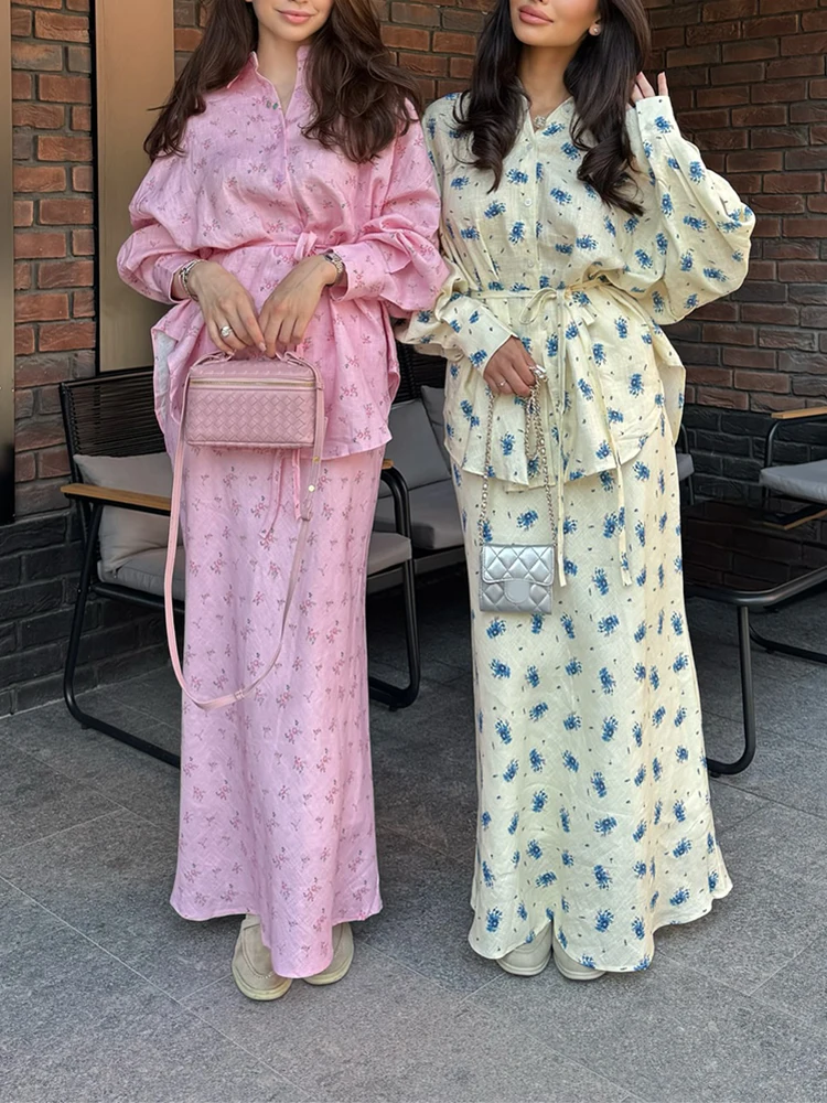 

Весенне-летние женские комплекты: элегантные кардиганы с лацканами и длинными рукавами, юбки-полусолнца, модные атласные наряды с цветочным принтом.