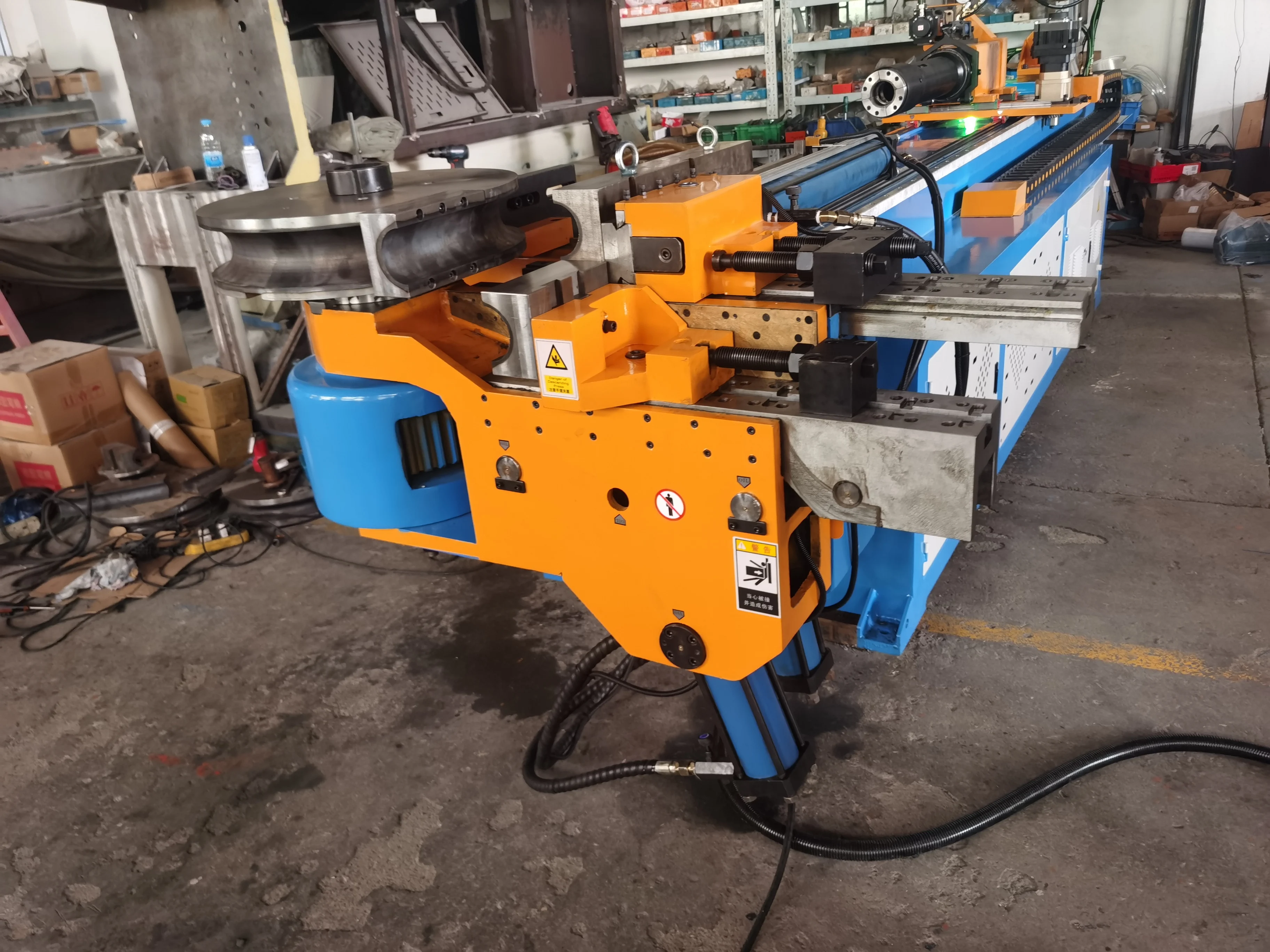 เครื่องดัดขึ้นรูปท่อและโปรไฟล์แบบอัตโนมัติ ใช้ระบบไฮดรอลิก มอเตอร์ CNC สำหรับดัดลวดเหล็ก อลูมิเนียม และเหล็กกล้าไร้สนิม  ใช้งานง่ายและเป็นมิตรต่อการใช้งาน