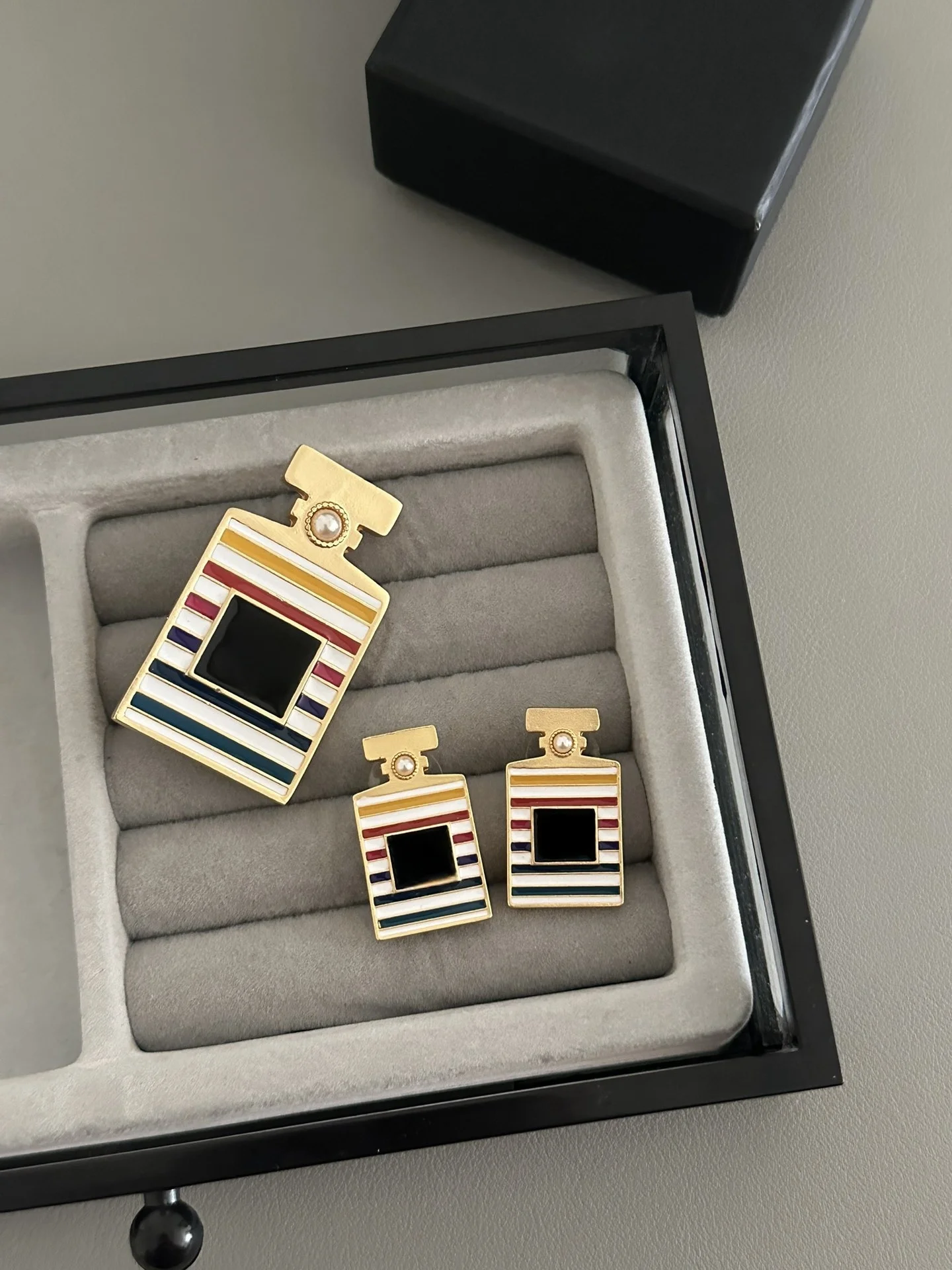 

New European and American high-end brand perfume bottle brooch earrings