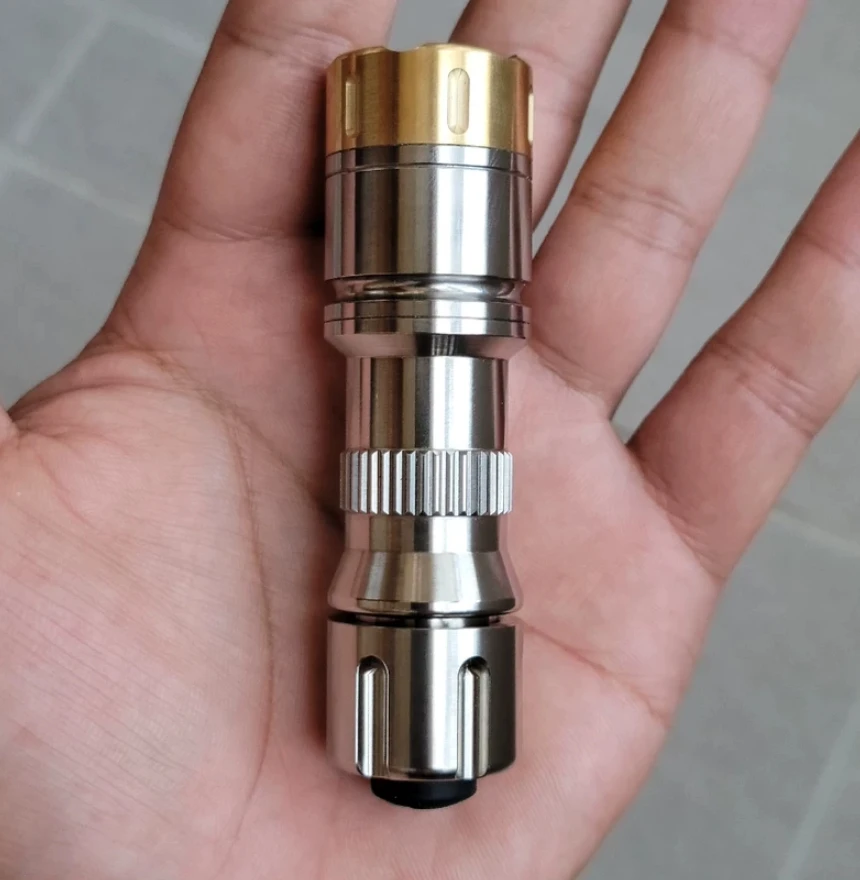 

EDC Surefire E2e Titanium Alloy Flashlight Decompression toys