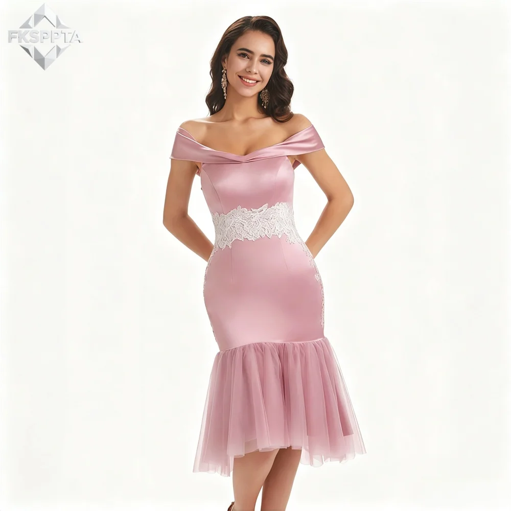 robes-de-demoiselle-d'honneur-courtes-style-sirene-rose-poudre-epaules-denudees-avec-appliques-en-dentelle-blanche-en-satin-robes-de-demoiselles-d'honneur-robe-de-soiree