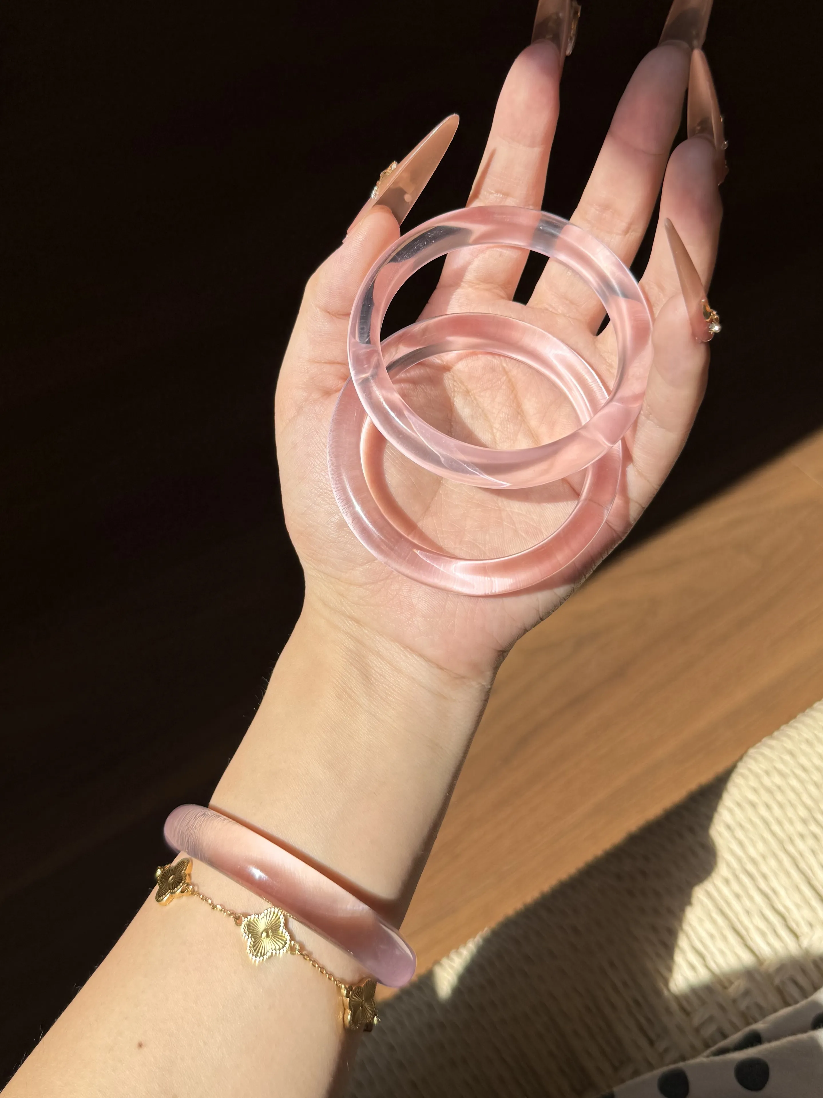 

Браслет из натурального розового халцедонового агата, прозрачного как лед, с эффектом лунного света, из нефрита.