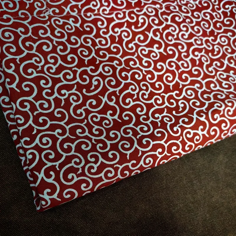 النمط الياباني نسيج القطن Karakusa Shiba Inu وشاح المواد الأحمر الأخضر الداكن أنيمي الأزياء الحرفية النسيج بالجملة