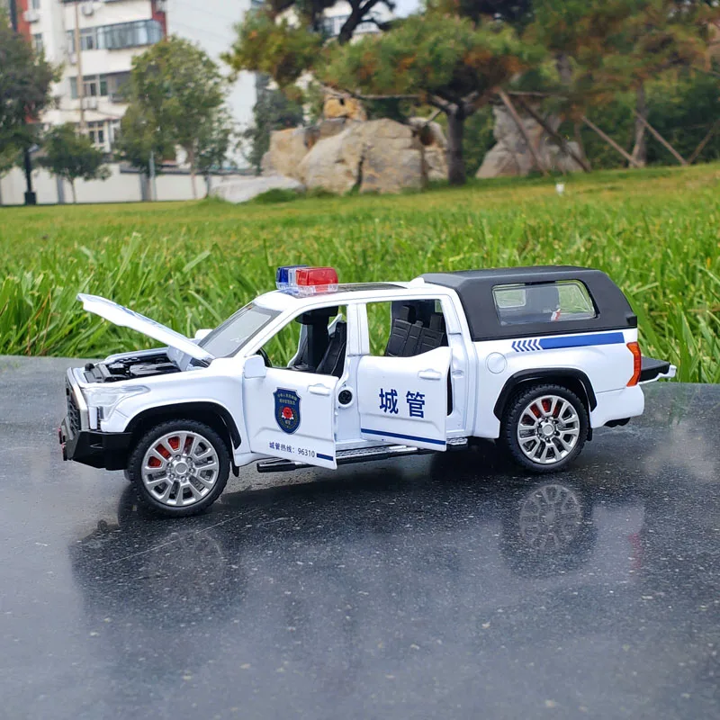 1/32 Tundra Alloy Pickup Car Model Diecast Metal Police Off-Road Vehicles Car Model Simulation Sound and Light Children Toy Gift