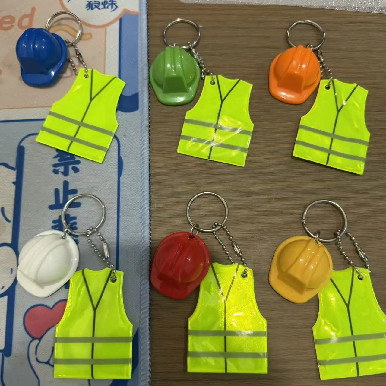 keychain vest Creative Vest + Safety Helmet Shaped Keychain, Night Travel Sports Reflective Pendant for Backpack Luggage Hanging