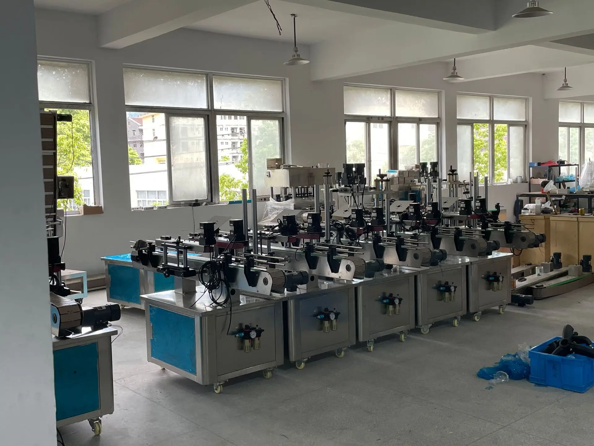 JH Automatic PET Mineral Water Drinks Beverages Glass Essential Oil Plastic Round Bottle Labeling Machine With Date Coder