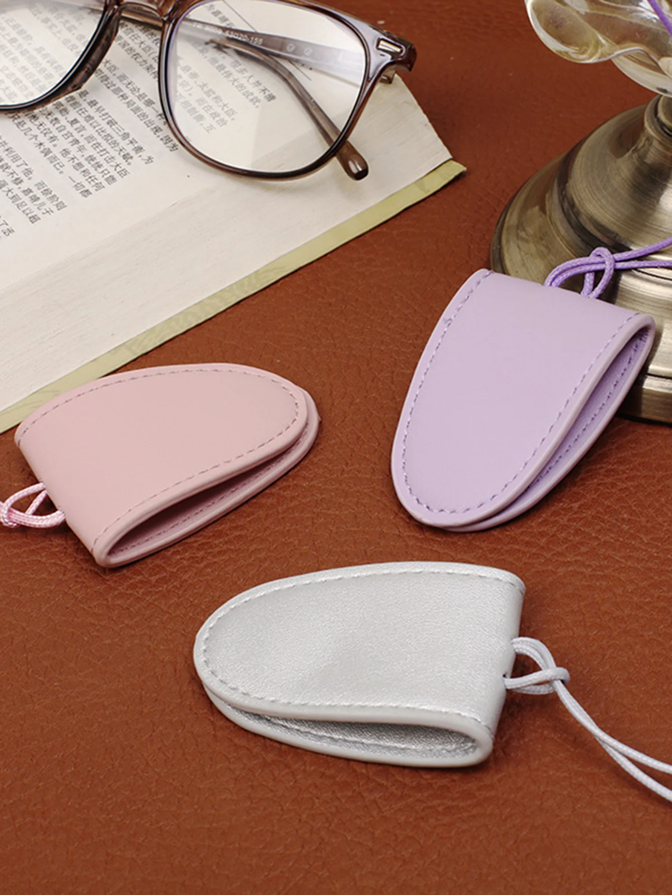 Tragbarer Reise-Brillen-Aufbewahrungsbeutel Minimalistischer Einfarbiger Magnetischer Sonnenbrillen-Brillenclip Anhänger-Accessoires für Männer und Frauen – Detail 6