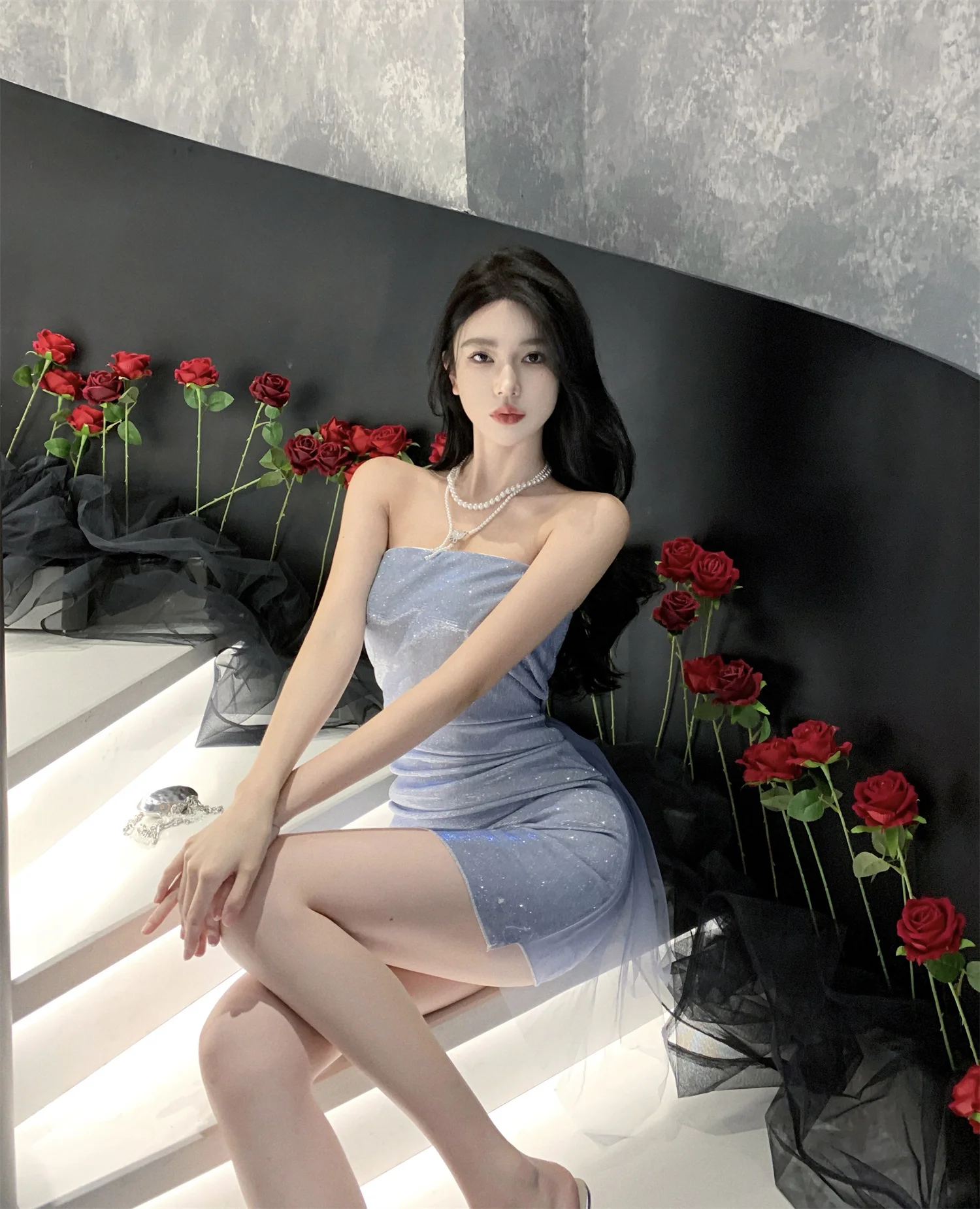 キラキラ輝くラップアラウンドドレス、セイズのトレンディな韓国風Aラインシルエット、若い女性向け、またはワンショルダースカート