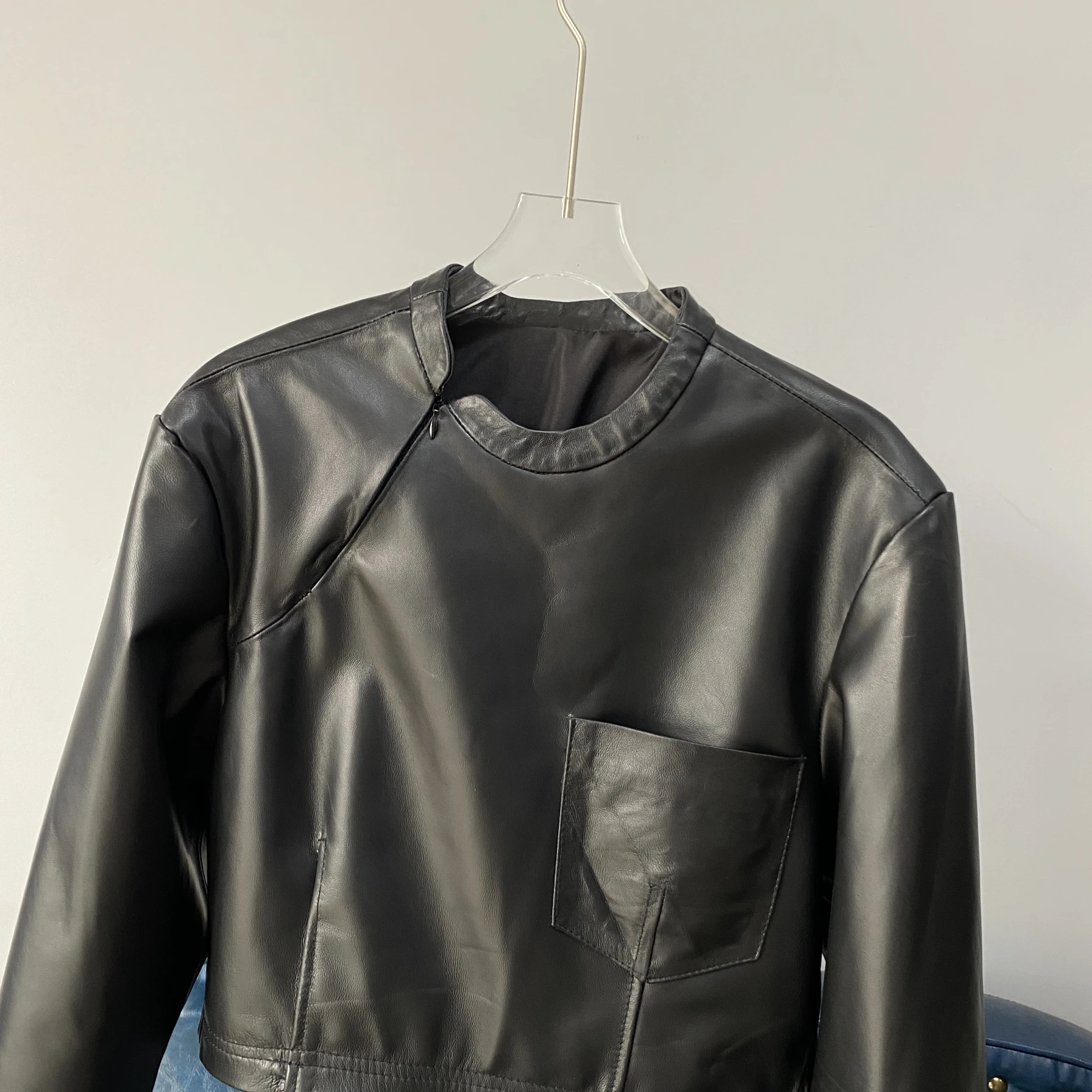 معطف American Sle للدراجات النارية طويل Sve مستدير من الجلد Ne للنساء لربيع 2025 معطف جديد مثير من جلد eepskin