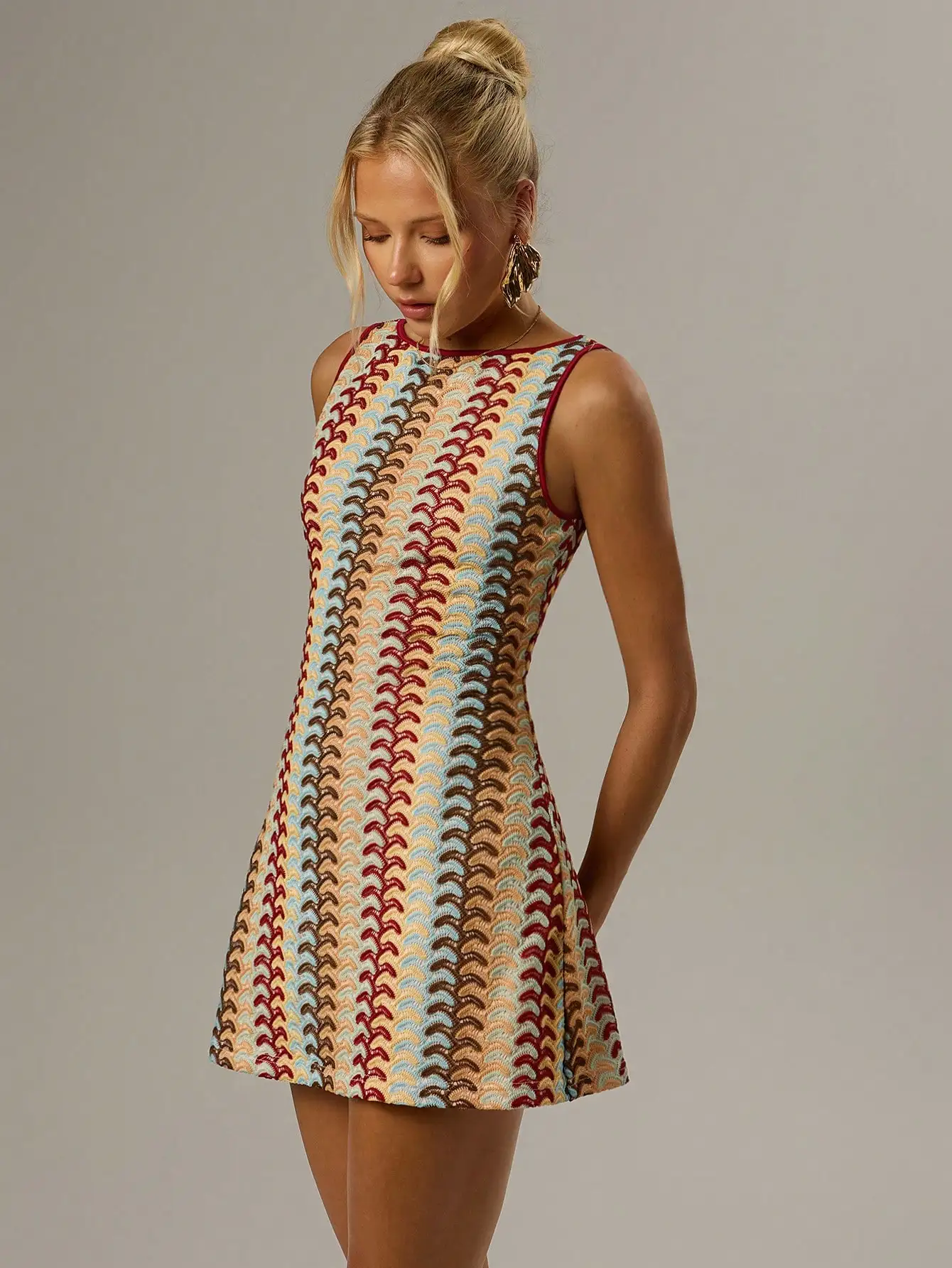 

Женское платье А-силуэта без рукавов с геометрическим волнообразным принтом, круглым вырезом, повседневного кроя