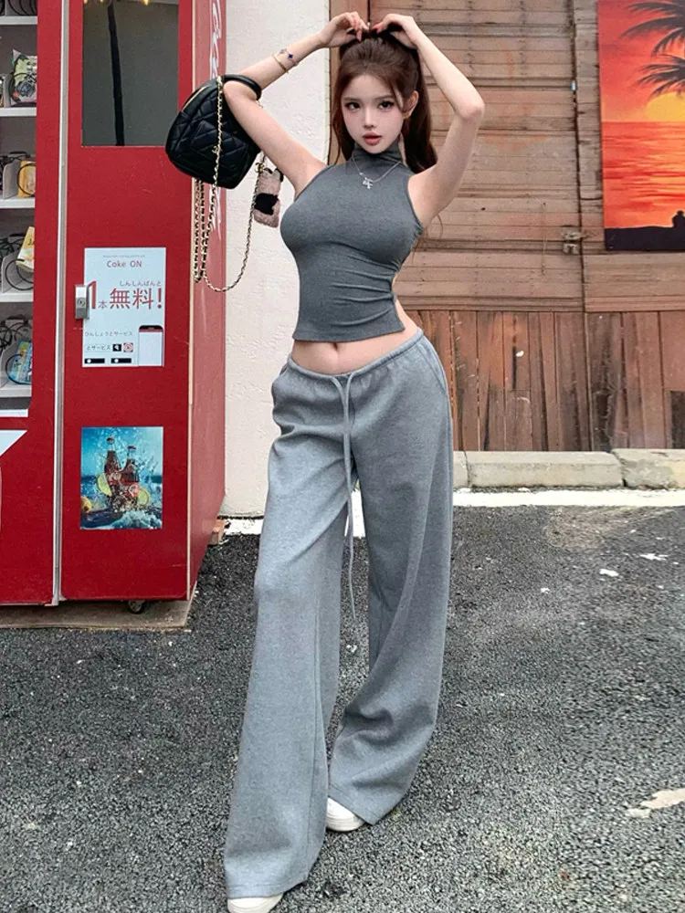 

Комплект в американском стиле: пикантный топ с открытой спиной, шнуровкой и высоким воротником + брюки с высокой талией, прямые широкие штанины.