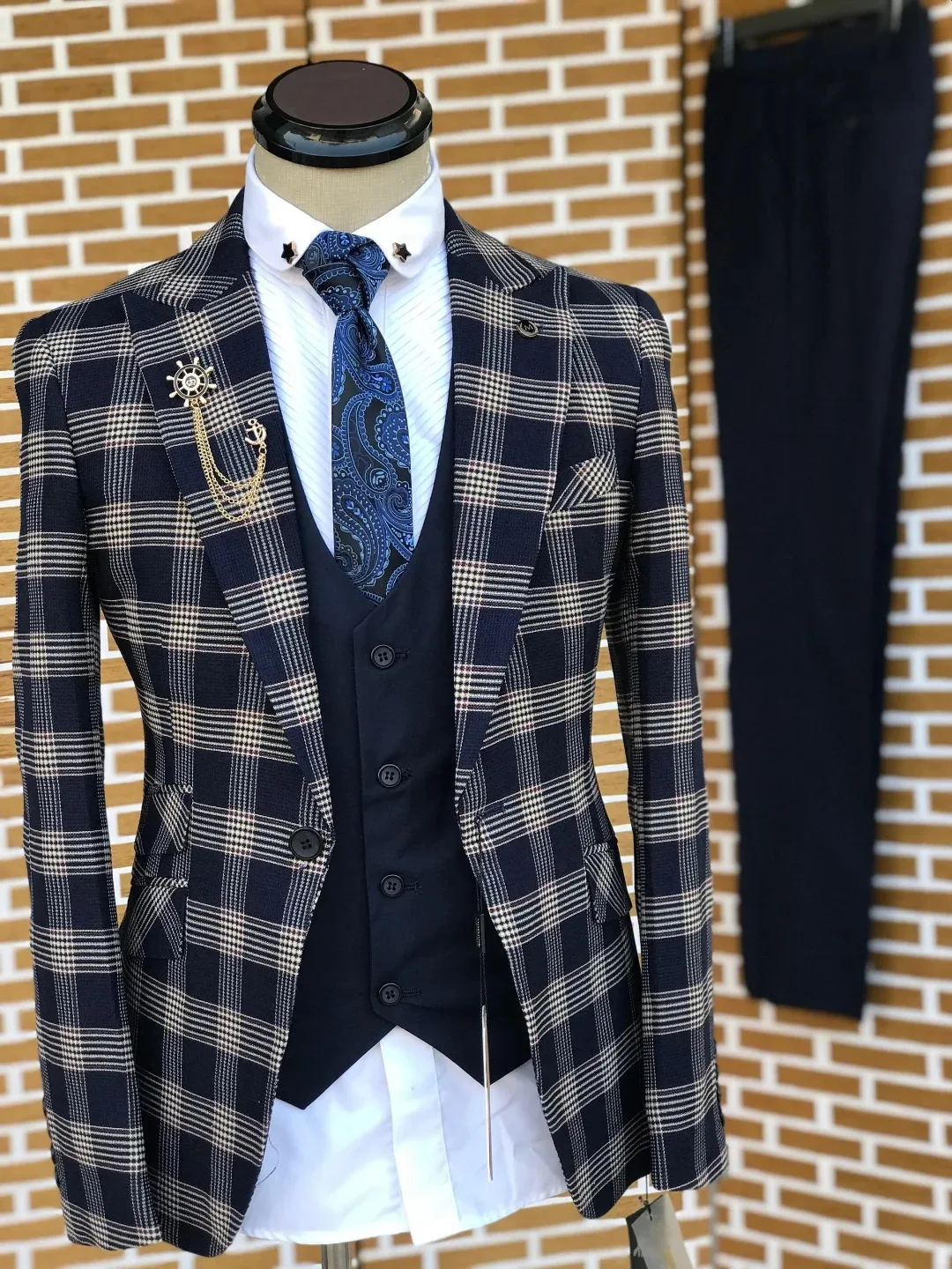 Fashion Men Jacket Pants Line Plaid Peaked Lapel One Button Tuxedos Business Wear 2 Piece Customized Formal Party Suit