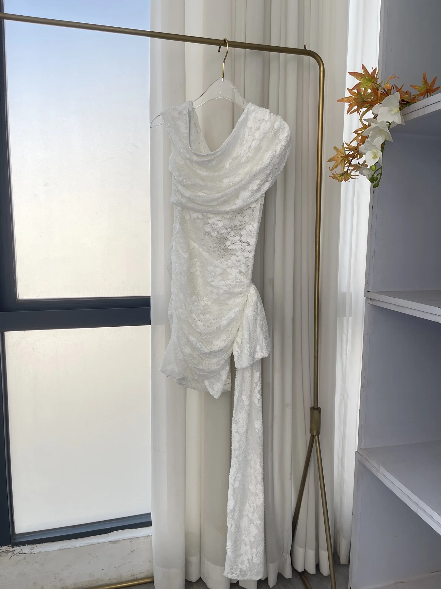 Ärmelloses Minikleid mit weißen Spitzenblumen und schrägen Schultern