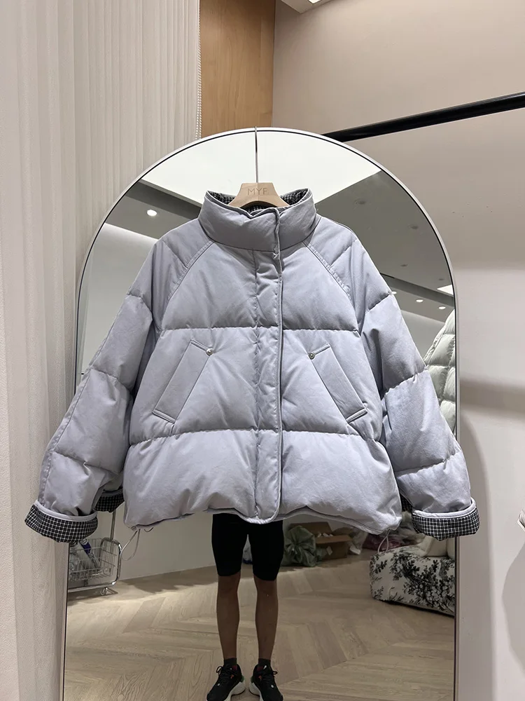 سترة بياقة واقفة للنساء 2025 النسخة الكورية الجديدة نمط قصير متقلب الربط الخبز الأبيض بطة أسفل سترة