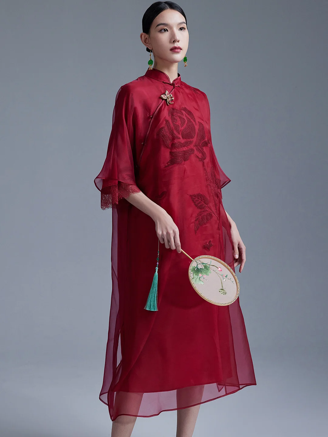 

Красное шелковое вышитое ципао с низким разрезом для свадебного банкета, современный дизайн от Moding, лето 2025