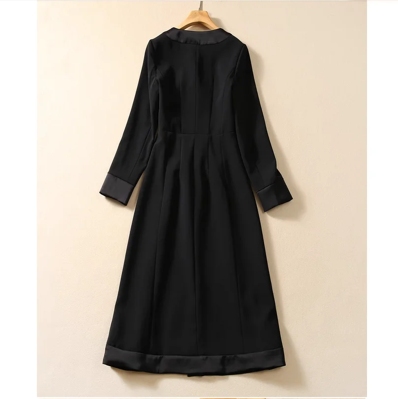 Autumn and winter black diamond buckle long sleeved slim fitting dress for women\'s elegant coat