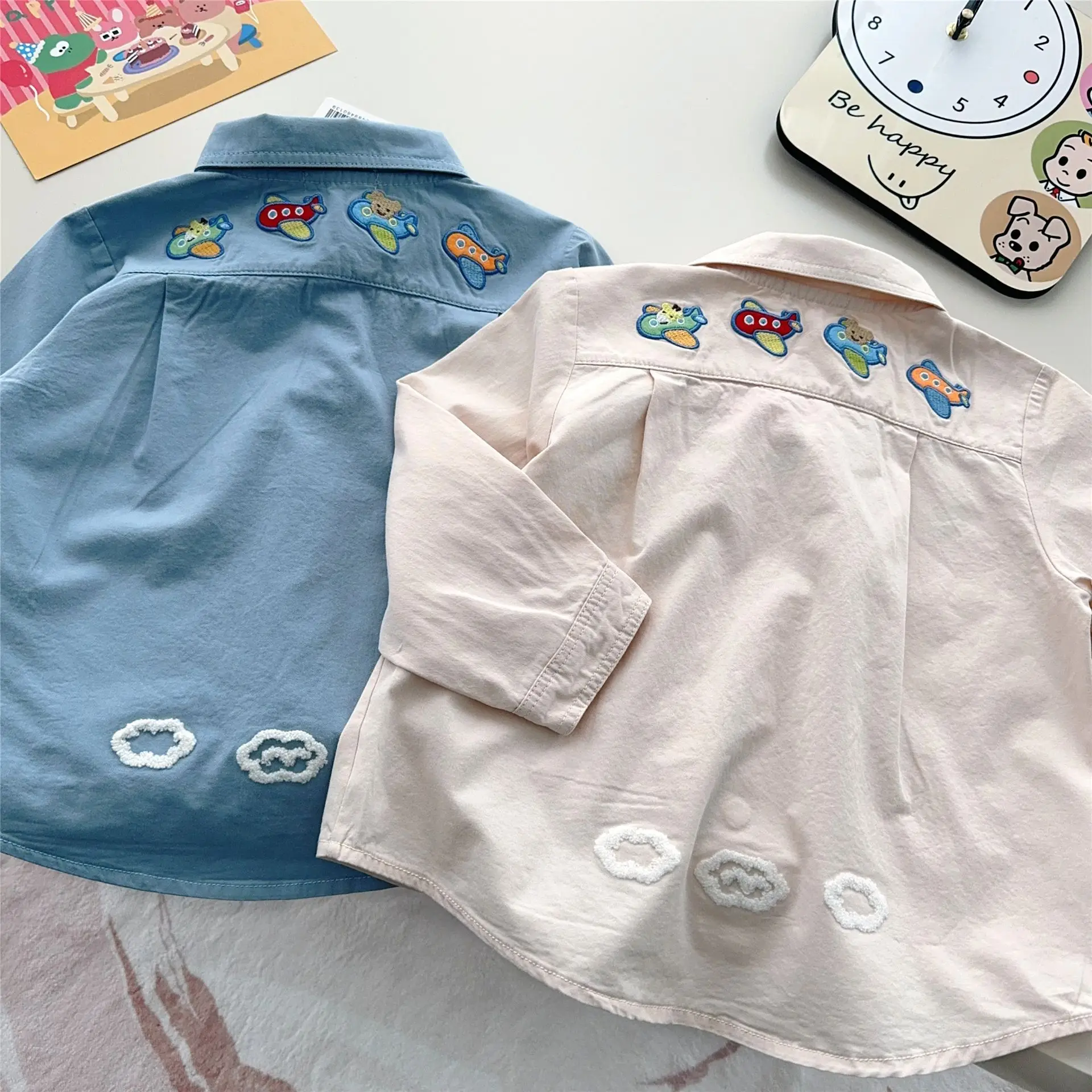 Ropa japonesa para niños, 25 artículos nuevos de primavera, camisa holgada con bordado de solapa para hombres y mujeres, camisa de dibujos animados voladores de oso de peluche
