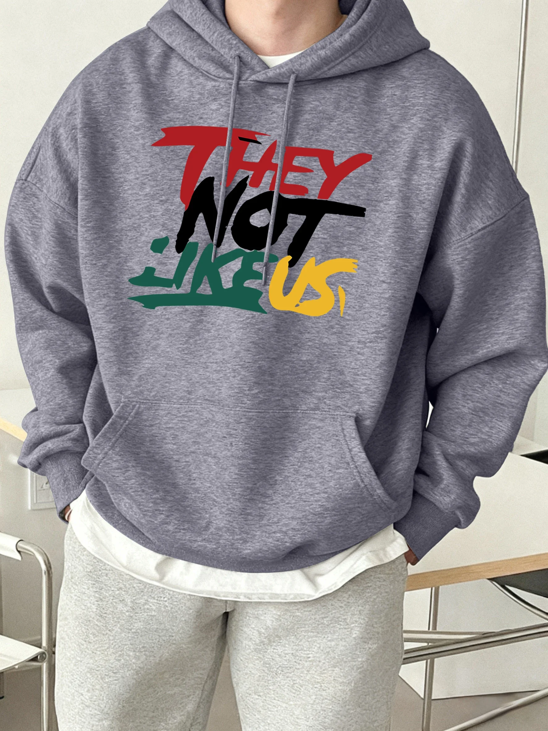 هوديي رجالي كاجوال عصري مطبوع عليه كلمات إبداعية "Ele Don't Like Us" ملابس خروج مريحة وعالية الجودة