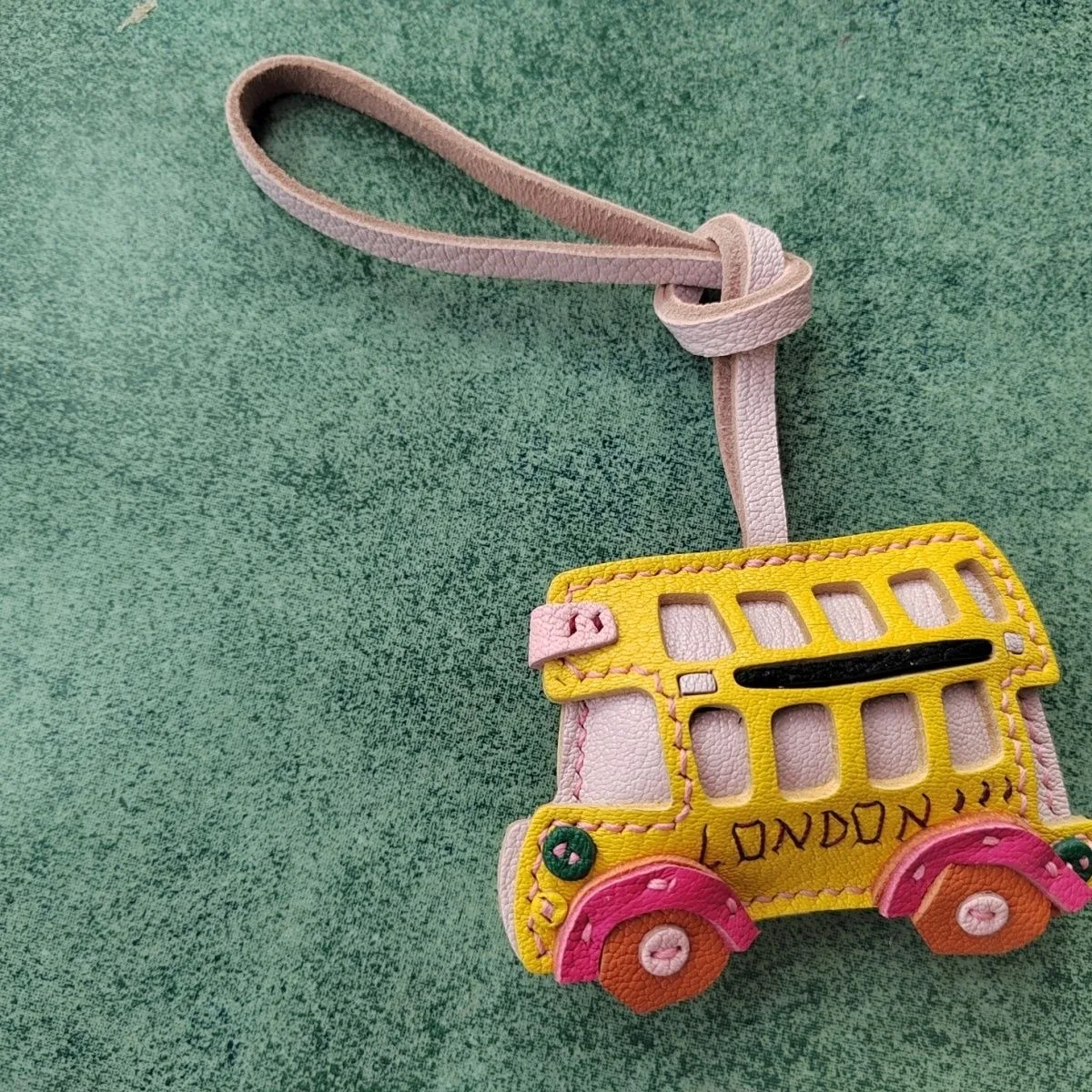 

Брелок-подвеска для сумки из коровьей кожи в виде лондонского автобуса 2026 года, изысканный креативный аксессуар ручной работы в виде кофейной чашки, простой аксессуар для сумки