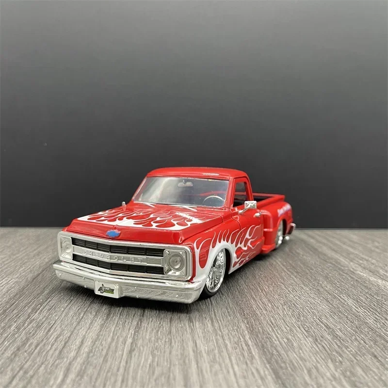 Jada 1:24 1969 Chevrolet C10 STEPSIDE High Simulation Diecast Car Metal Alloy Model Car decoration display collection gifts