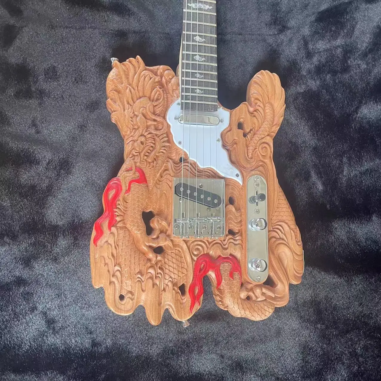 Guitar 6-string dragon shaped carved electric guitar, with a natural wood color body and chrome plated accessories. Real factory