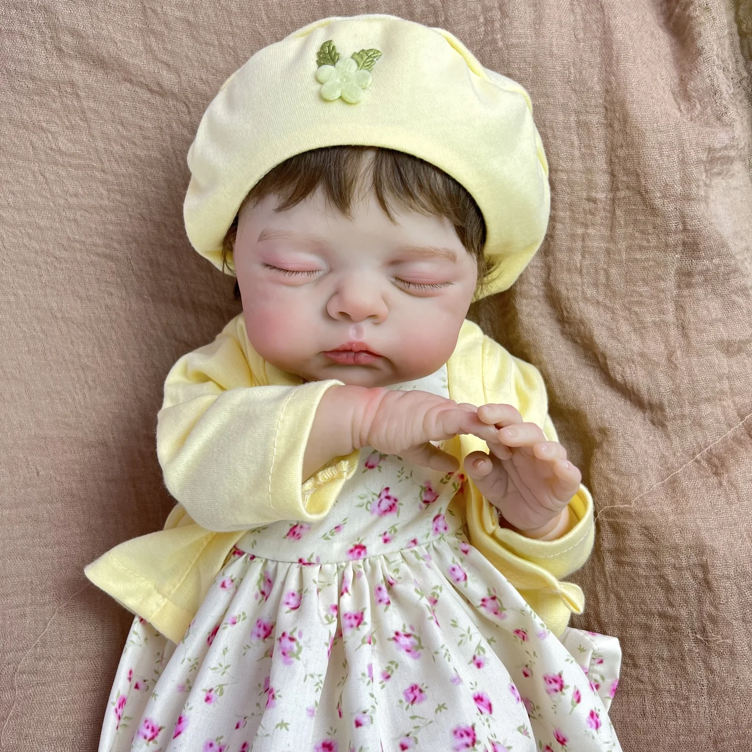 48 CM Lalka Reborn z Widocznymi Żyłkami, Urocza Zabawka dla Dzieci z Miękkim Materiałowym Ciałem, Realistyczna Kolekcjonerska Lalka na Prezent Urodzinowy