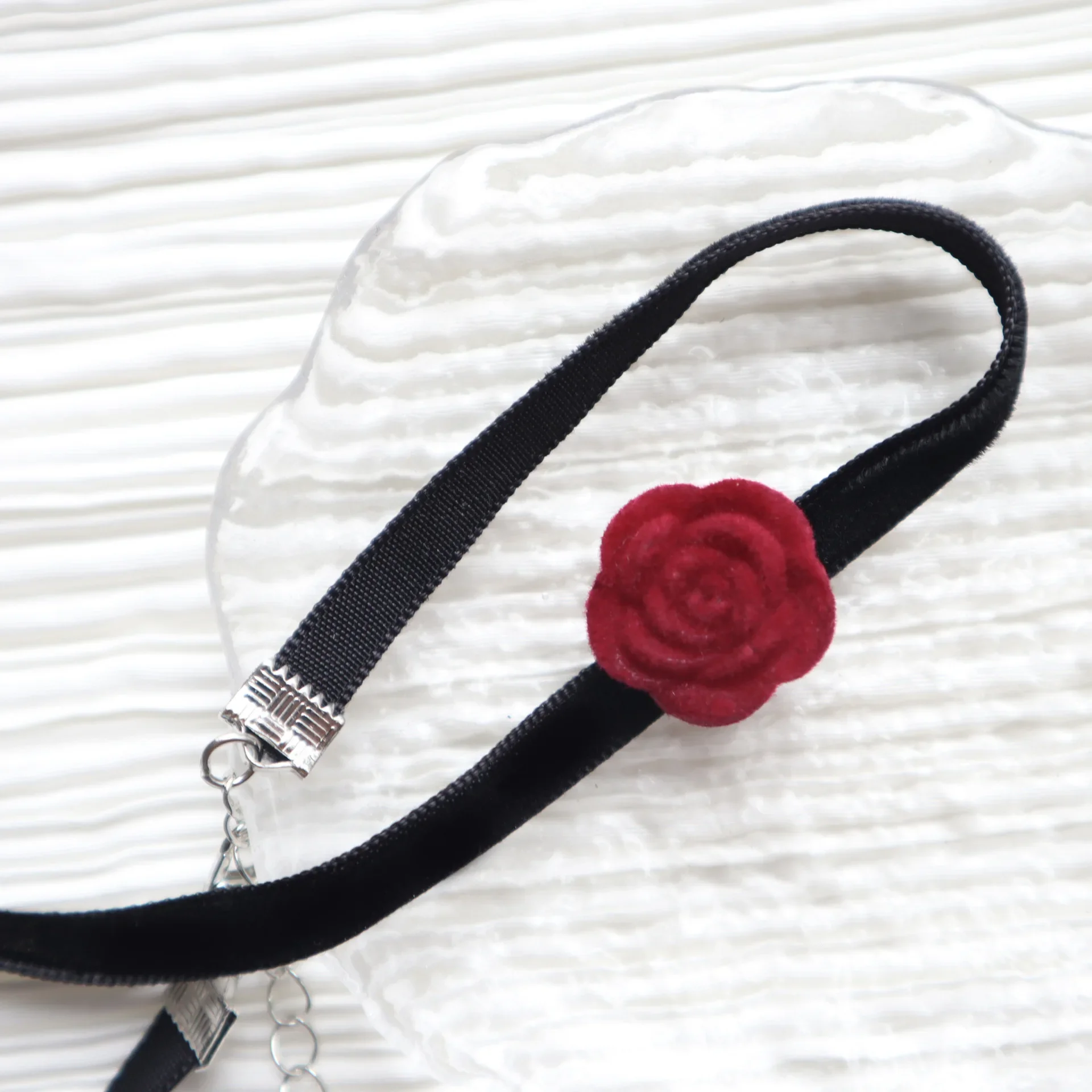 Collier ras du cou Rose rouge vin avec un design unique et des accessoires de bijoux de sport et décontractés de qualité haut de gamme pour femmes