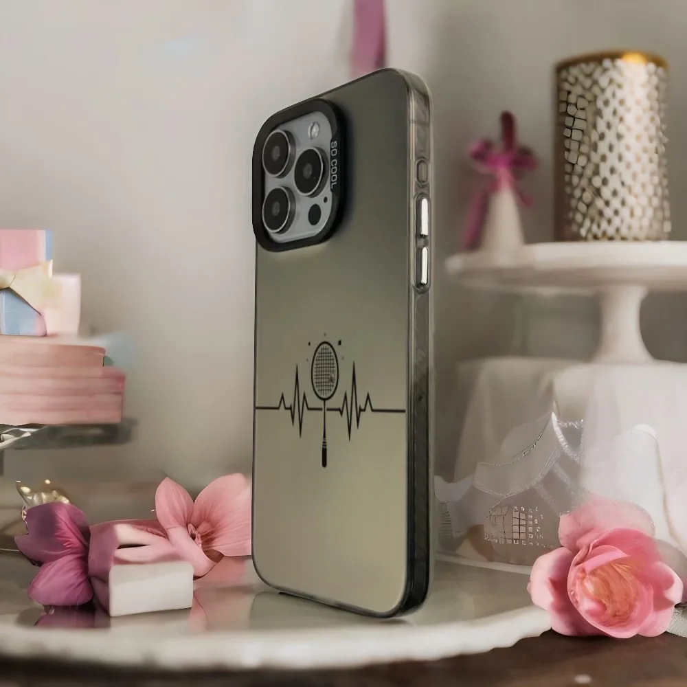 バドミントンをテーマにしたiPhone 17、16、15、14、13、12、11 Pro/Max/Plus対応のスマホケース。落下防止、耐衝撃の背面カバー。