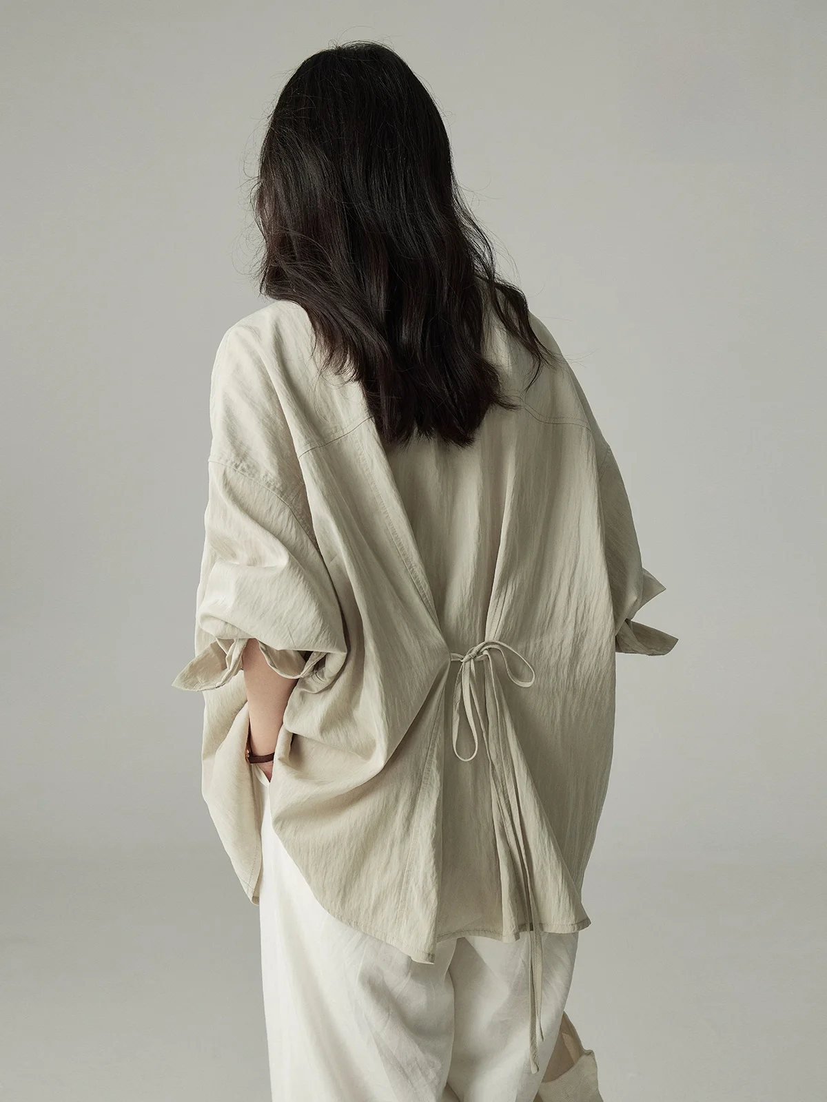 

Женская свободная рубашка Aya Home, весна-лето, новинка 2026, с отложным воротником, длинным рукавом, завязками на спине, базовый повседневный топ, стиль Clean Fit