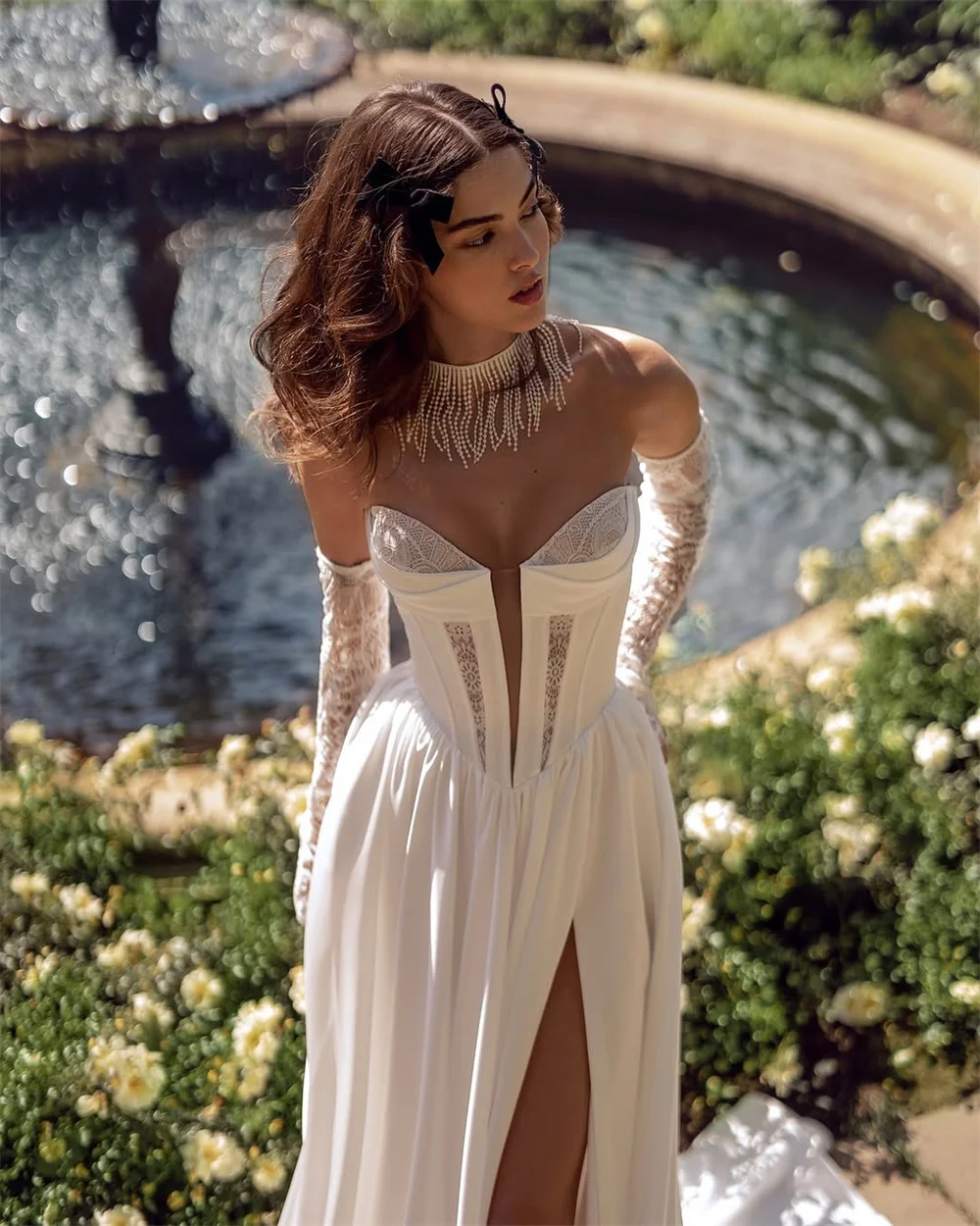 ชุดแต่งงานสีไอวอรี่แบบสั่งตัดพิเศษจากโคจิโอ คอวีเว้าลูกไม้ แขนยาวผ่าข้างสูง กระโปรงทรงเอไลน์ ชายกระโปรงยาวแบบทีร์เทรน สำหรับงานพิธีการ