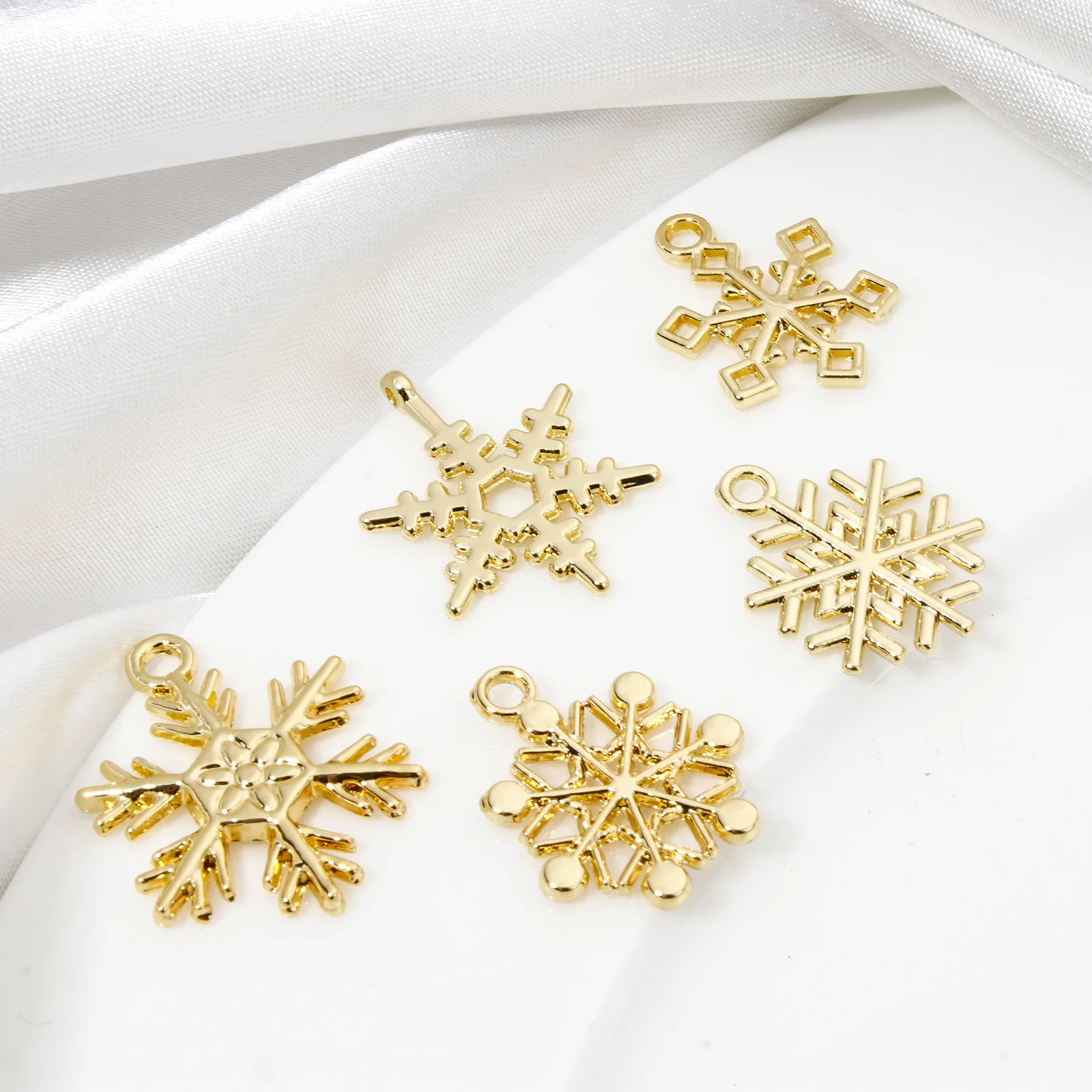 10pcs New Christmas Charms Gold Color Christmas Snowflake Hollow Zinc Alloy Pendants DIY Necklace Earrings For Women Jewelry