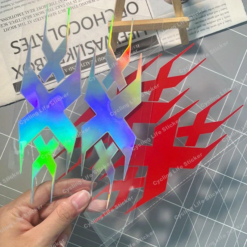 1PC 눈길을 끄는 홀로그램 레드 비닐 데칼 - 물병/노트북/휴대폰/자동차 장식을 위한 대담하고 창의적인 분위기