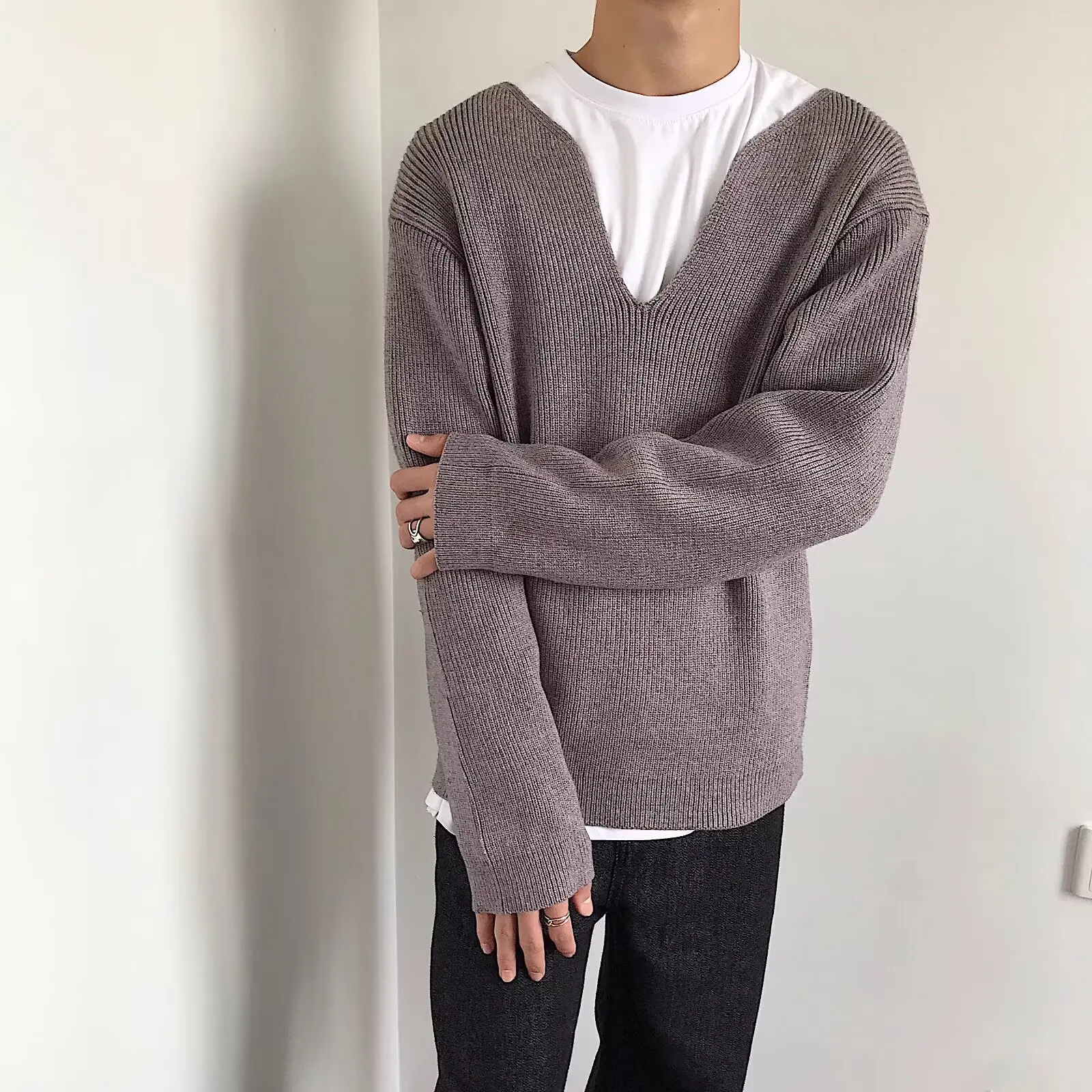 Вязаный свитер с V-образным вырезом во французском стиле и элитным ощущением, свободная толстовка с длинными рукавами, мужская модель наряда, художественный студент, n