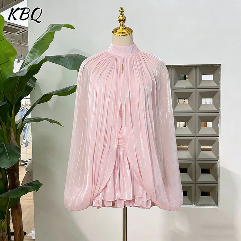 

Комплект из двух предметов KBQ: Стильный топ с воротником-стойкой и длинными рукавами, свободное платье без бретелек. Модный женский комплект.